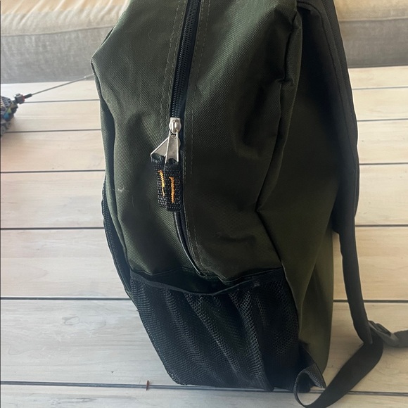 Summit Ridge Green Backpack with Mesh side pockets - Picture 6 of 6